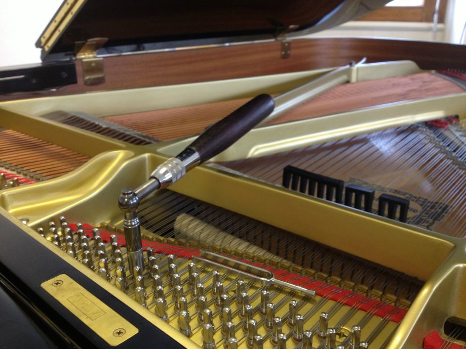 Accordage d'un piano à queue.