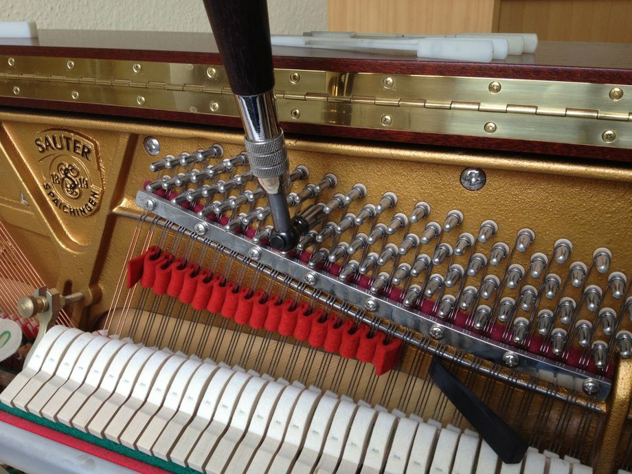 Accordage d'un piano droit.